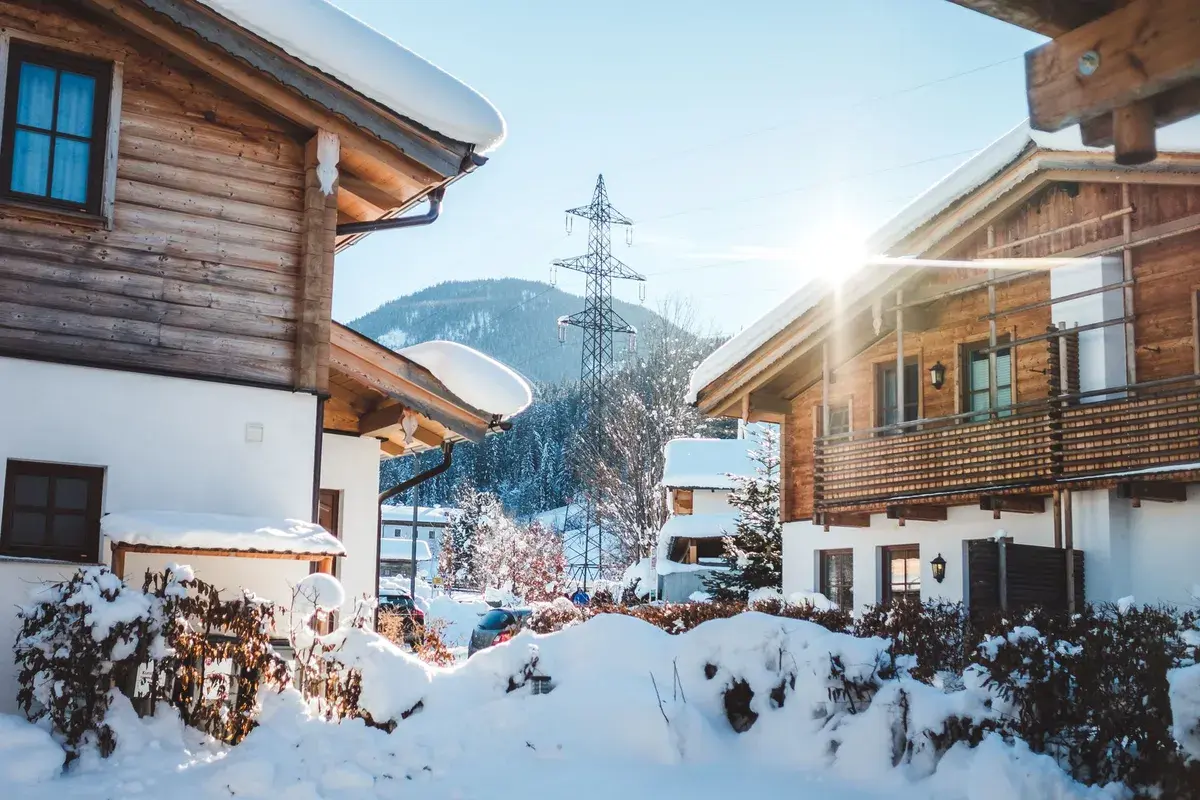 Façades de chalets d'une résidence de tourisme en montagne